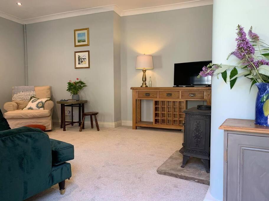 Beautiful Georgian Cottage Within A Private Walled Garden Oakham Exterior foto